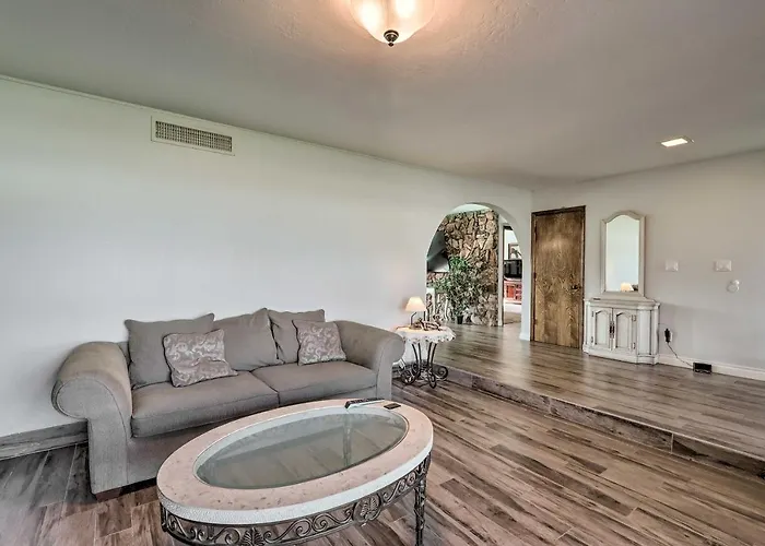 Private Hot Tub & Huge Yard: Phoenix Family Home Phoenix