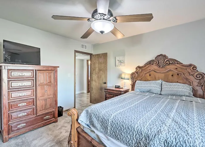 Holiday home Private Hot Tub & Huge Yard: Phoenix Family Home Phoenix
