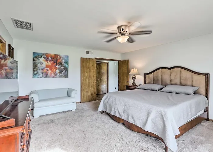 Holiday home Private Hot Tub & Huge Yard: Phoenix Family Home Phoenix