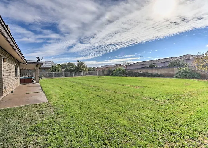 Holiday home Private Hot Tub & Huge Yard: Phoenix Family Home