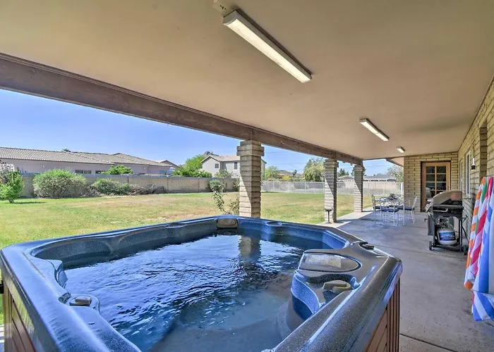 Private Hot Tub & Huge Yard: Phoenix Family Home