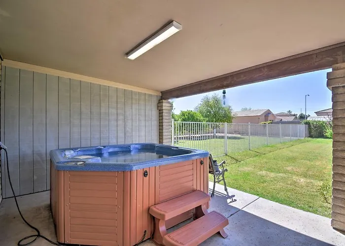 Holiday home Private Hot Tub & Huge Yard: Phoenix Family Home
