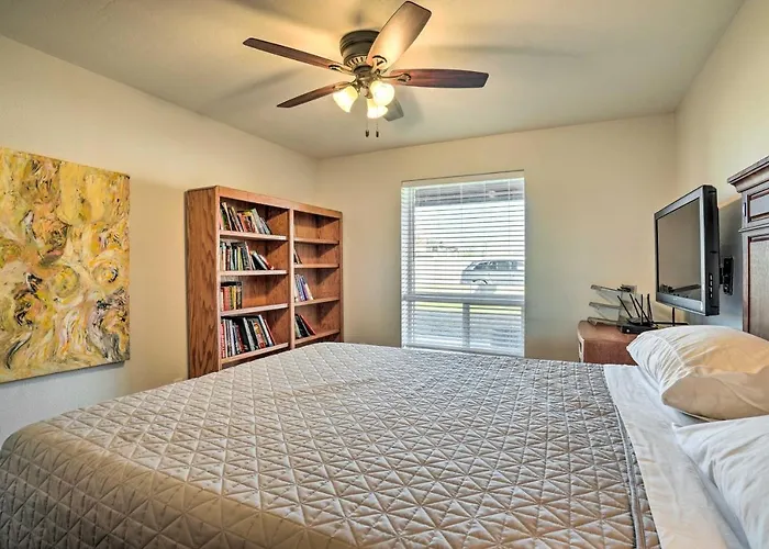 Private Hot Tub & Huge Yard: Phoenix Family Home Phoenix